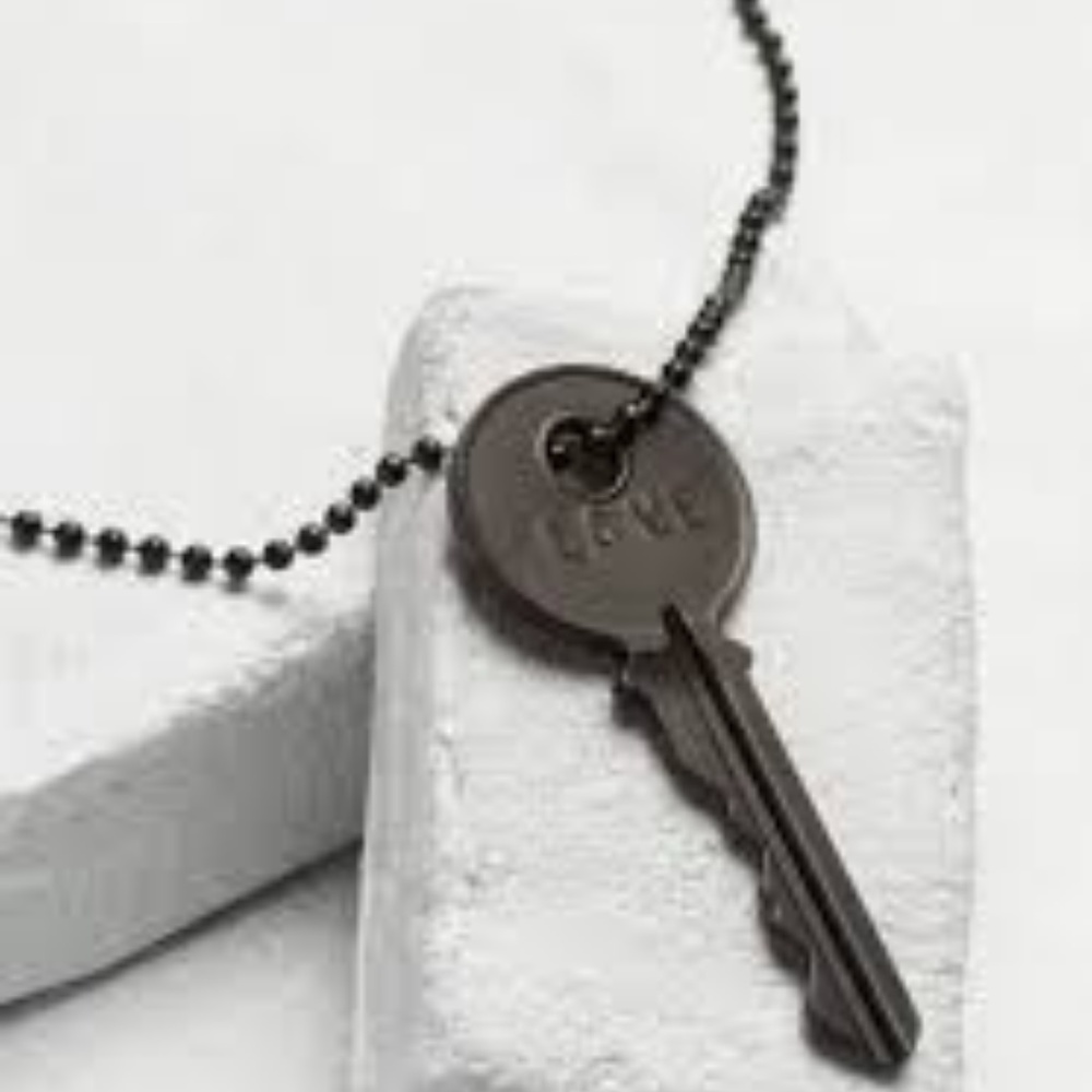 Giving Key Necklace (LOVE)